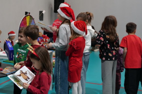 Akcje: Idzie Święty, co rozdaje prezenty